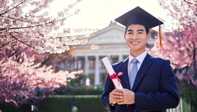 大学の卒業式で笑顔を見せる男子学生の姿